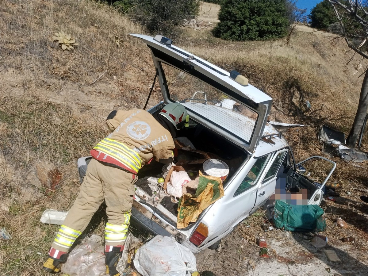 Manisa'nın Kula ilçesinde otomobilin devrilmesi sonucu karı koca hayatını kaybetti.