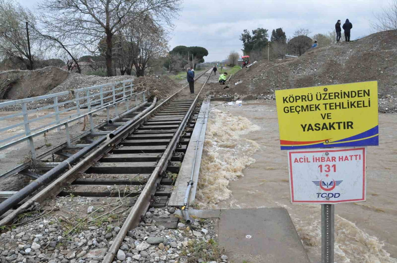 MANİSA'NIN SALİHLİ İLÇESİNDE 2 GÜNDÜR ETKİLİ OLAN KUVVETLİ YAĞIŞLAR SONUCU ÇAY VE DERELER TAŞTI...