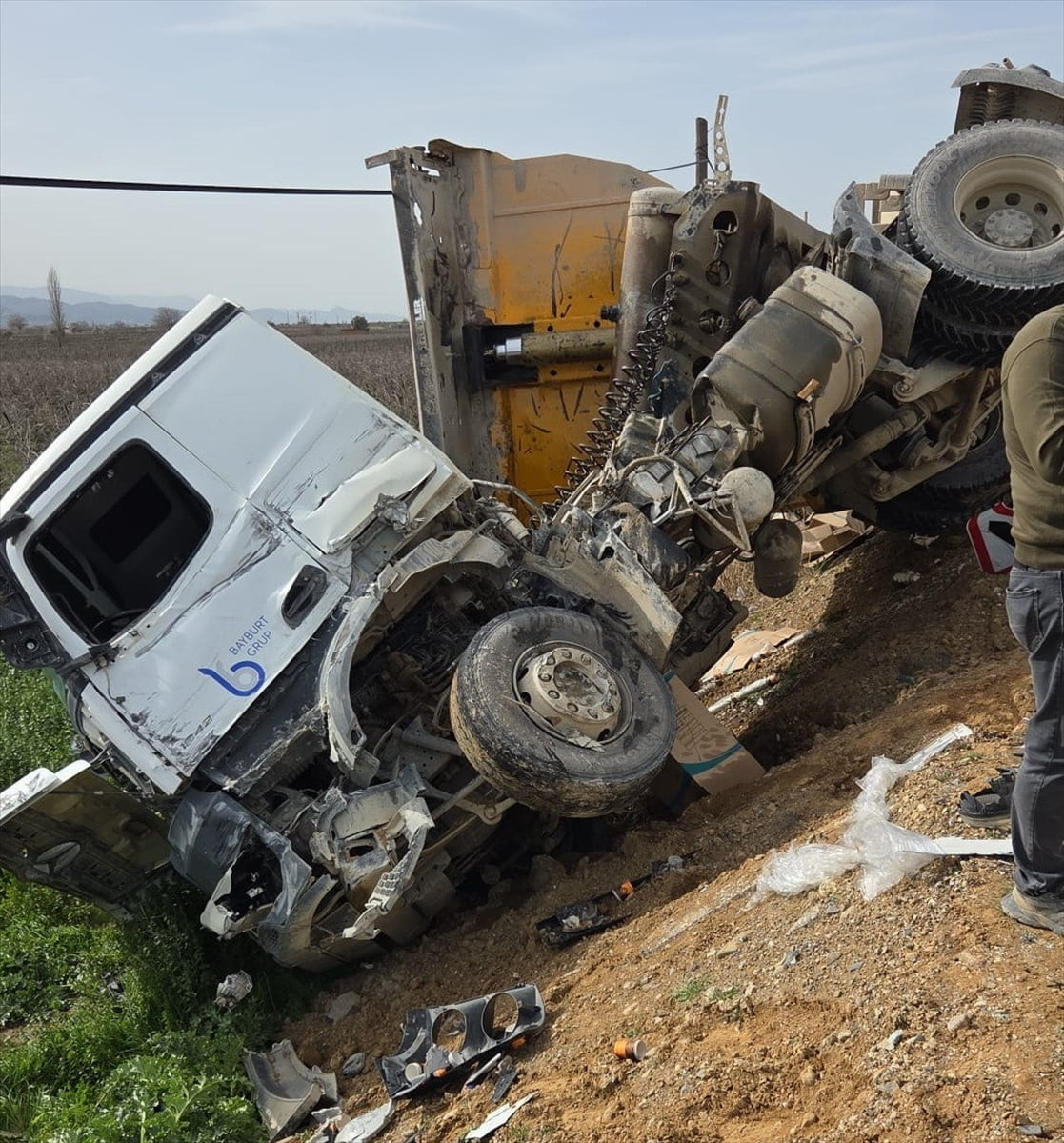 Manisa'nın Salihli ilçesinde 3 aracın karıştığı zincirleme trafik kazasında 1’i çocuk 4 kişi...