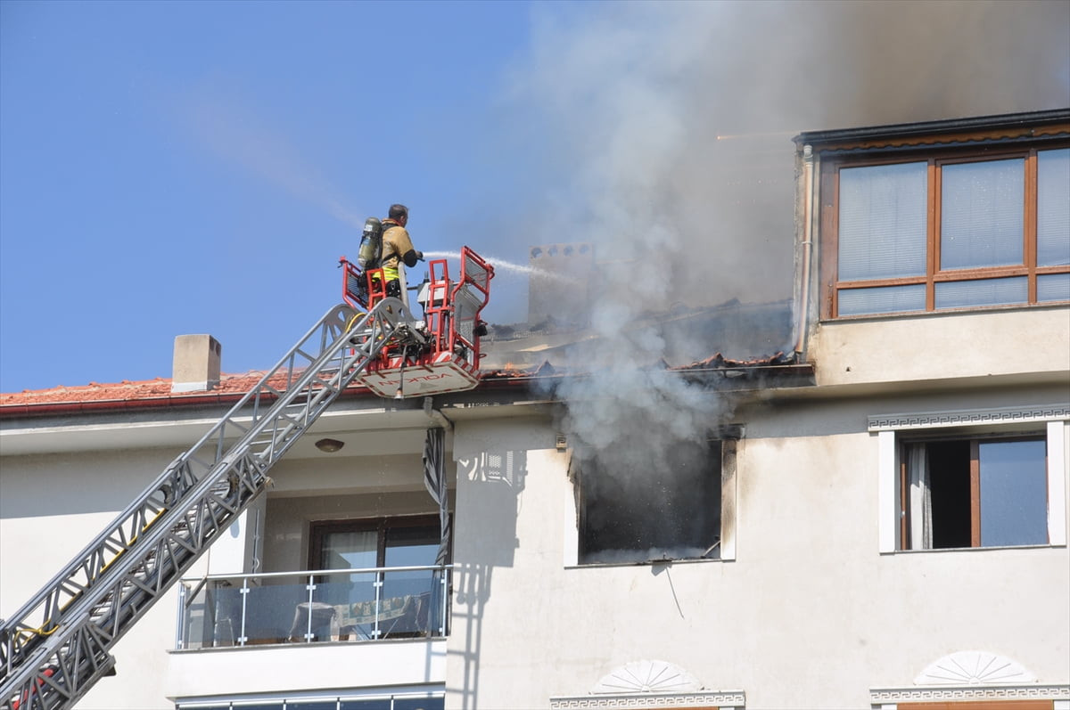  Manisa'nın Salihli ilçesinde bir apartman dairesinde çıkan yangın, itfaiye ekiplerince...
