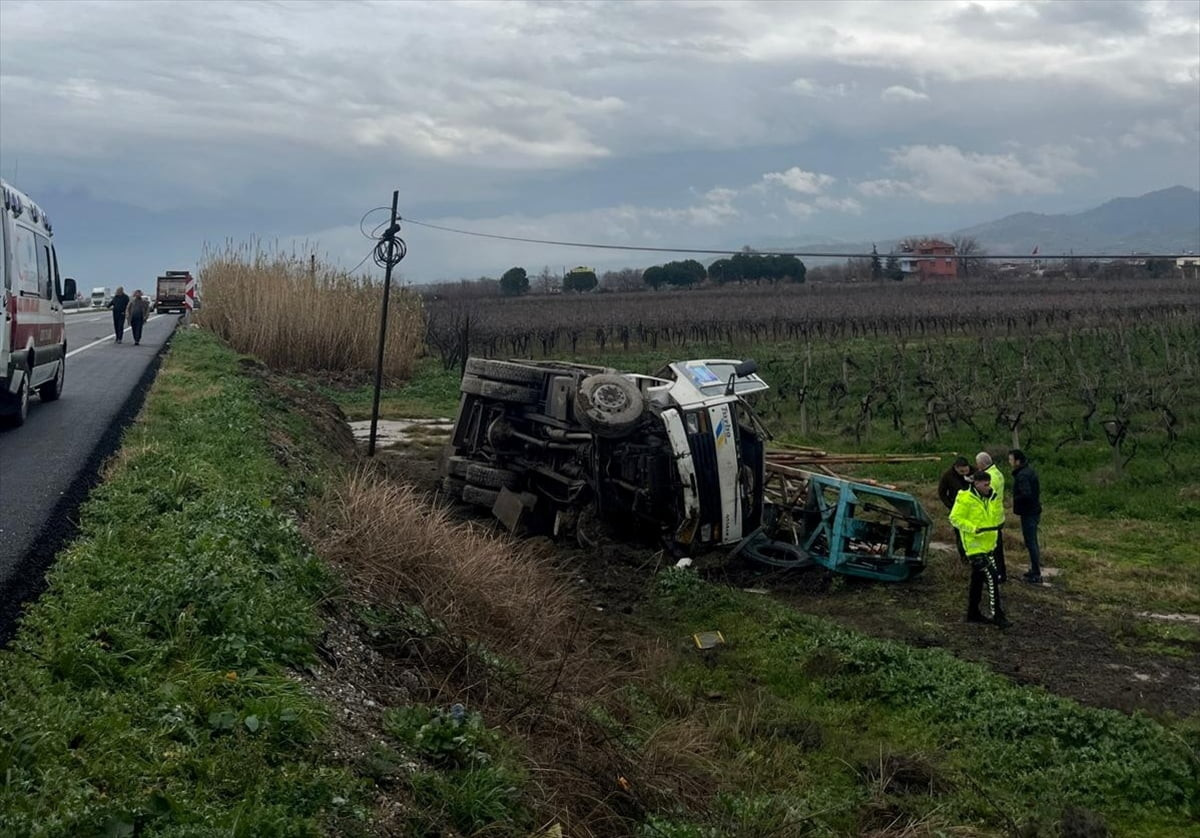 Manisa'nın Salihli ilçesinde çekiciye bağlı arızalı kamyonun şarampole devrilmesi sonucu 1 kişi...