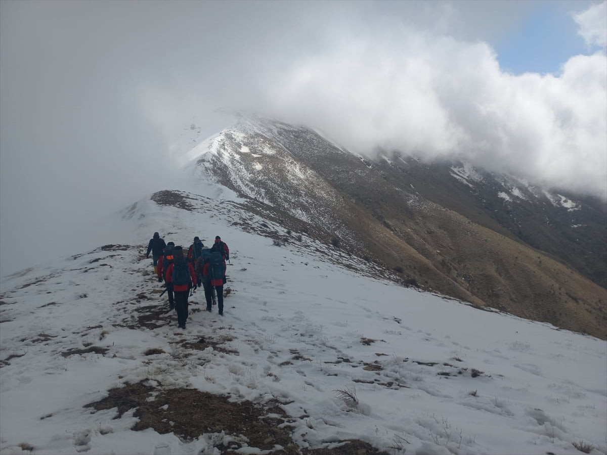 Manisa'nın Salihli ilçesinde dağlık alanda kaybolan amatör dağcıyı arama çalışmaları sürüyor....