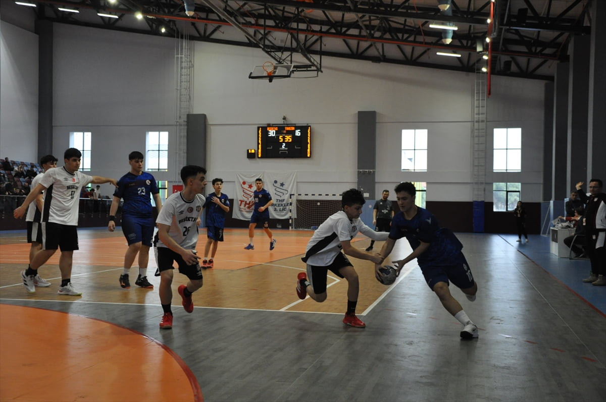 Manisa'nın Salihli ilçesinde düzenlenen 2025-26 Hentbol Yıldız Erkekler Türkiye Şampiyonası'nda...