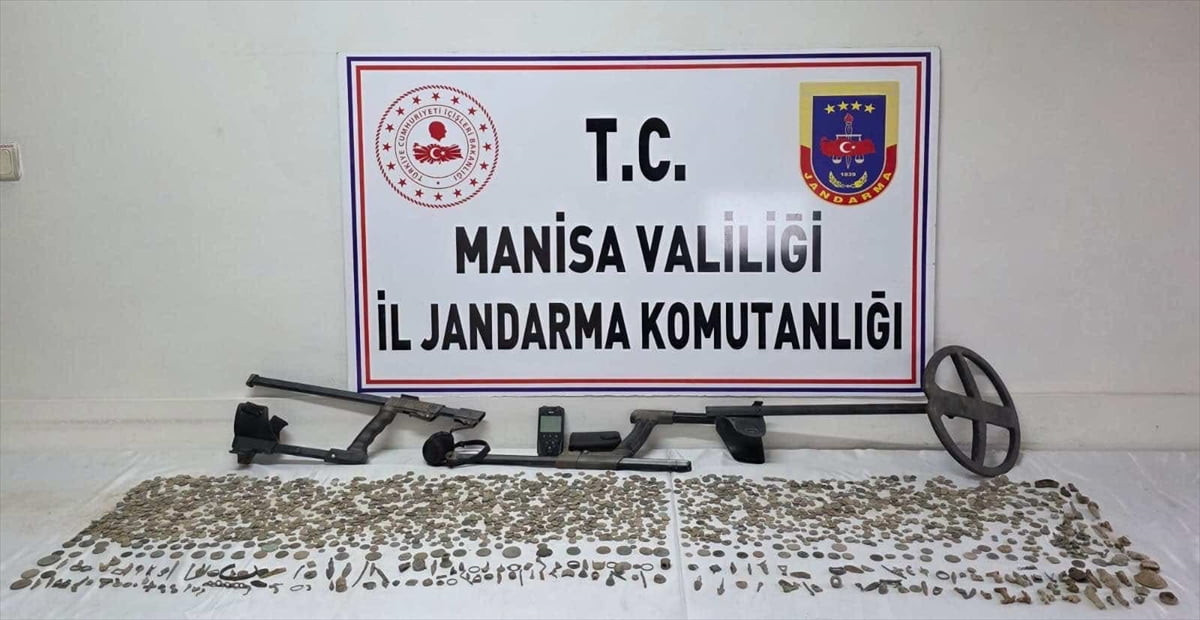 Manisa'nın Salihli ilçesinde düzenlenen operasyonda 2 bin 580 sikke, 235 tarihi obje ele...