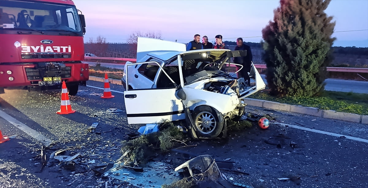 Manisa'nın Salihli ilçesinde otomobilin karşı şeride geçip iki otomobile çarpması sonucu 2 kişi...
