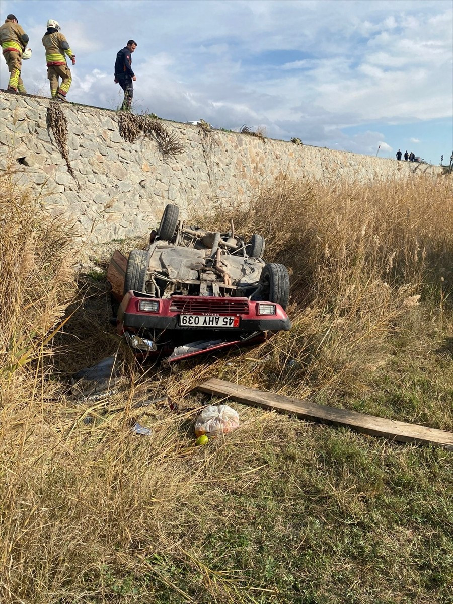 Manisa'nın Salihli ilçesinde tarlaya devrilen otomobildeki 5 kişi yaralandı. Kaza yerine itfaiye...
