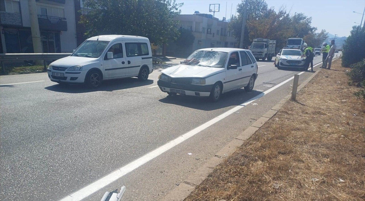 Manisa'nın Salihli ilçesinde yolun karşısına geçerken otomobilin çarptığı kadın öldü. İhbar...
