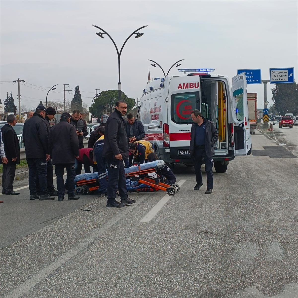 Manisa'nın Salihli ilçesinde yolun karşısına geçmeye çalışan yaya, minibüsün çarpması sonucu...
