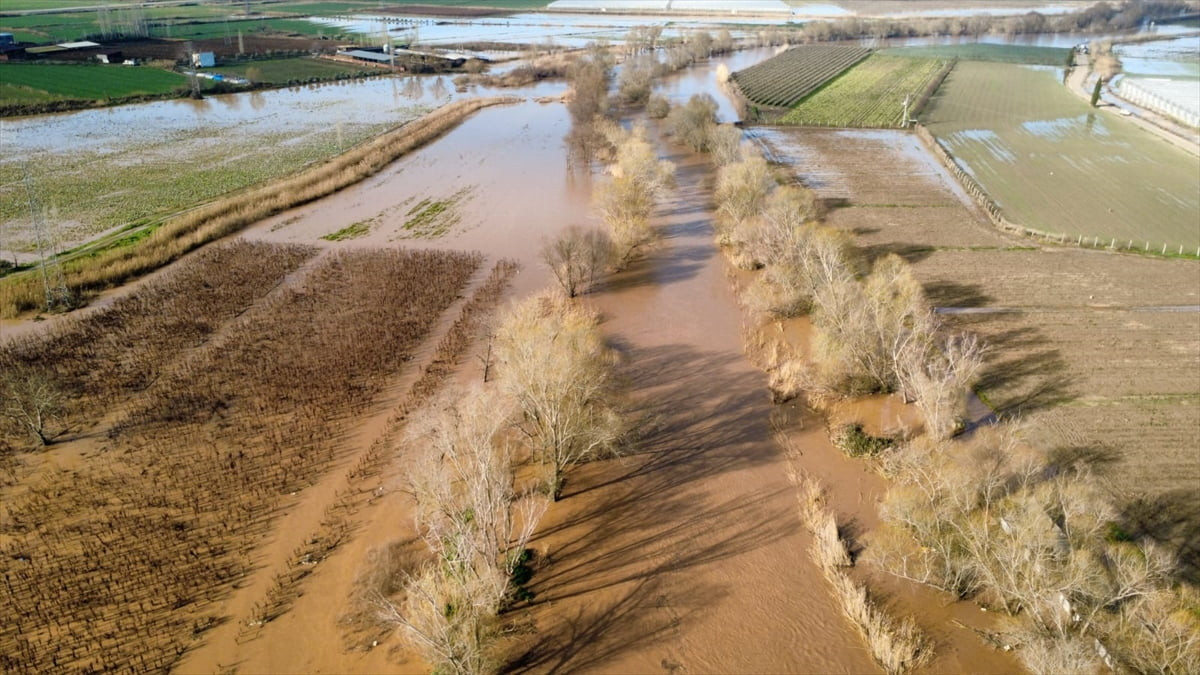 Manisa'nın Salihli ve Turgutlu ilçelerinde sağanak nedeniyle taşkınlar meydana geldi, köprüler...