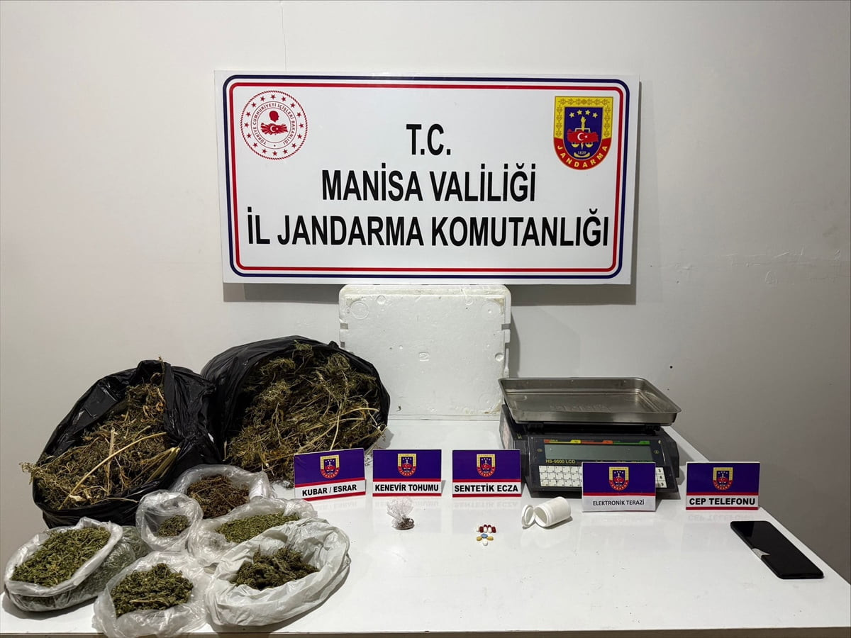 Manisa'nın Sarıgöl ilçesinde 2 kilo 11 gram esrar ele geçirildi, 1 şüpheli tutuklandı.