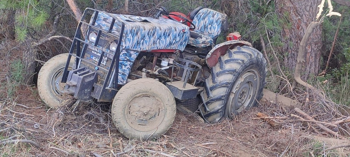 Manisa'nın Sarıgöl ilçesinde devrilen traktörün sürücüsü öldü.