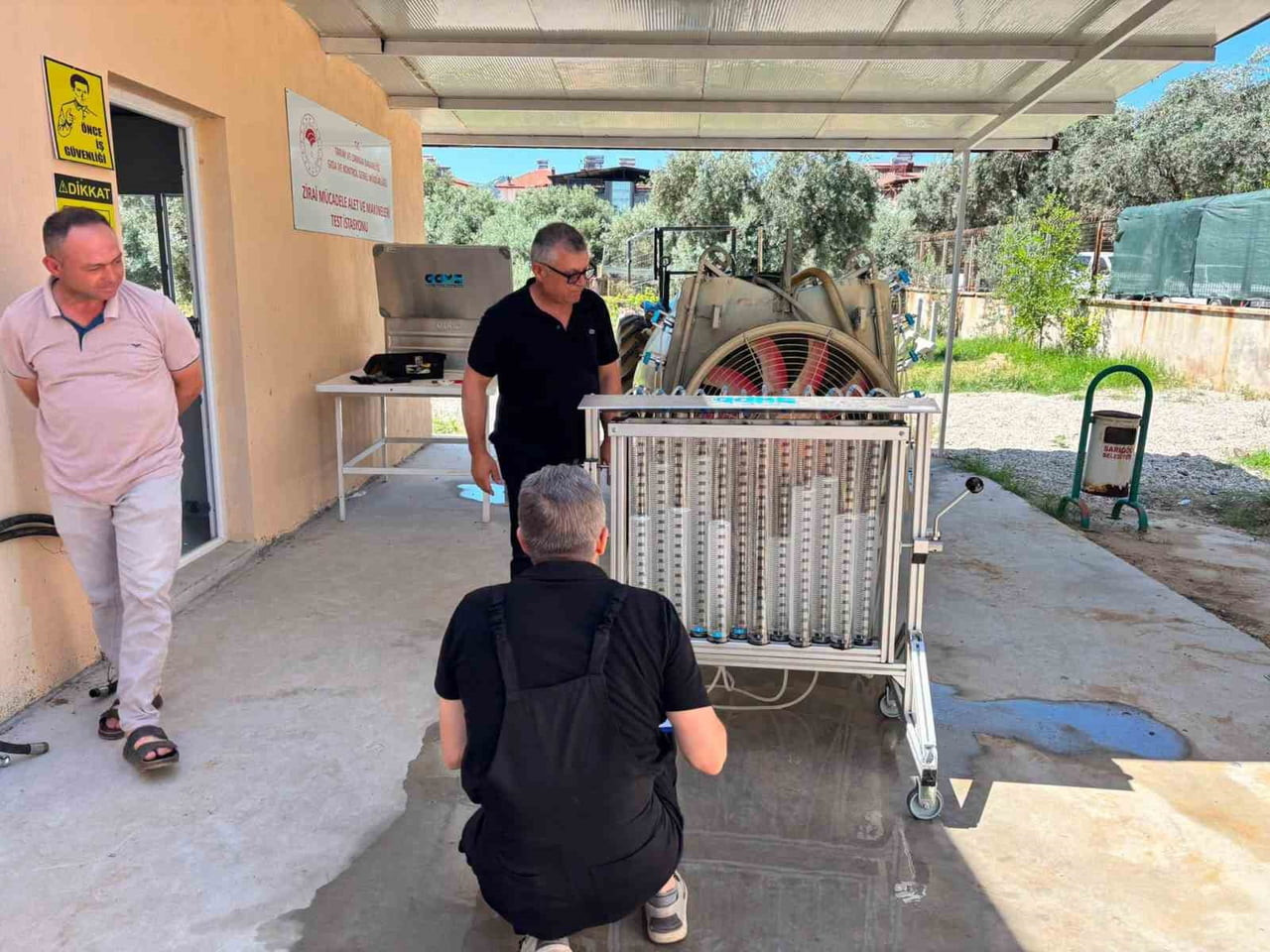 MANİSA'NIN SARIGÖL İLÇESİNDE KURULAN ZİRAİ MÜCADELE ALET VE MAKİNELERİ TEST İSTASYONU, İLAÇLAMA...