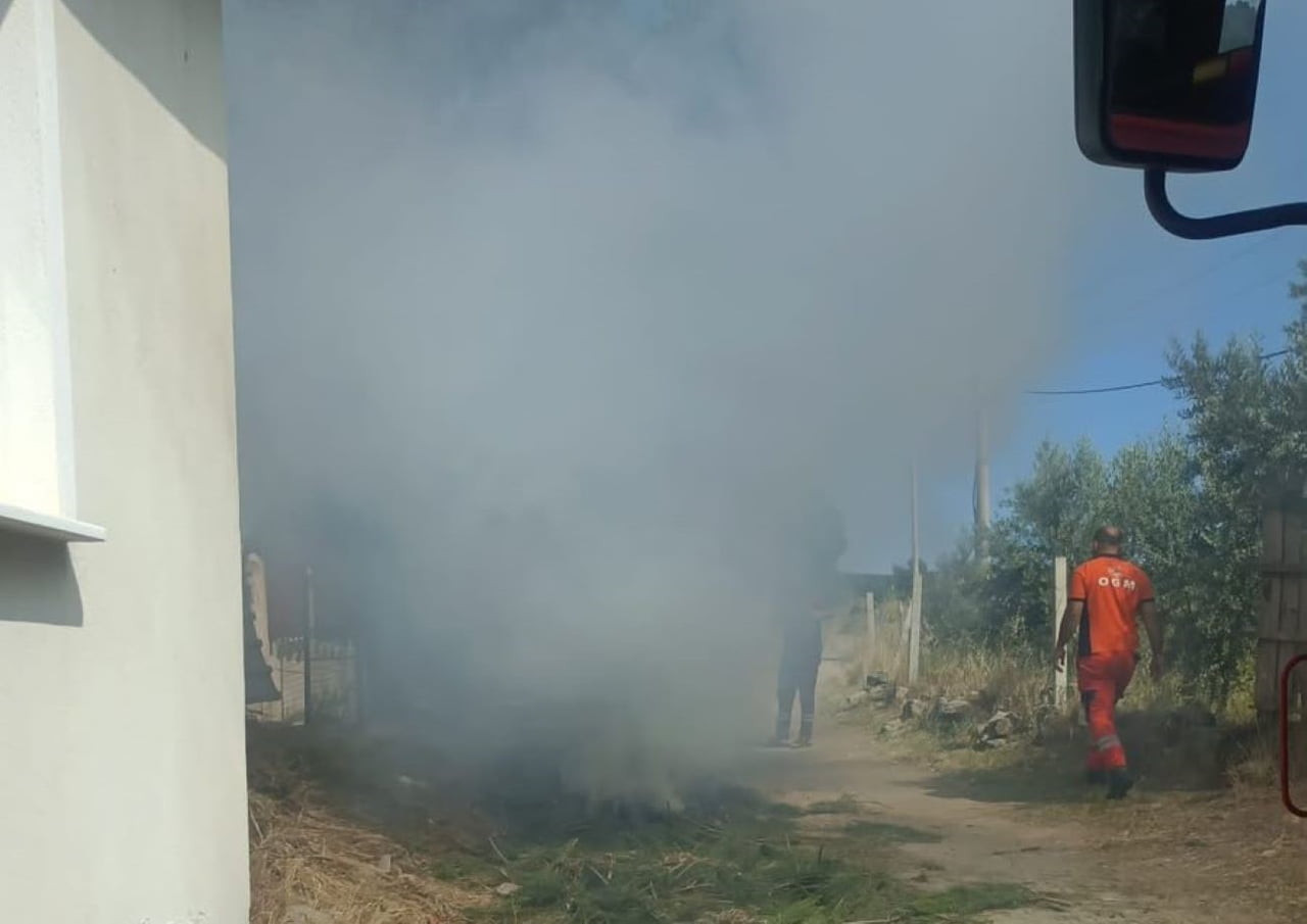 MANİSA'NIN SARIGÖL İLÇESİNDE ORMANLIK ALAN VE EVLERİN YAKININDA YAKILAN ANIZ İLE OTLAR PANİĞE...