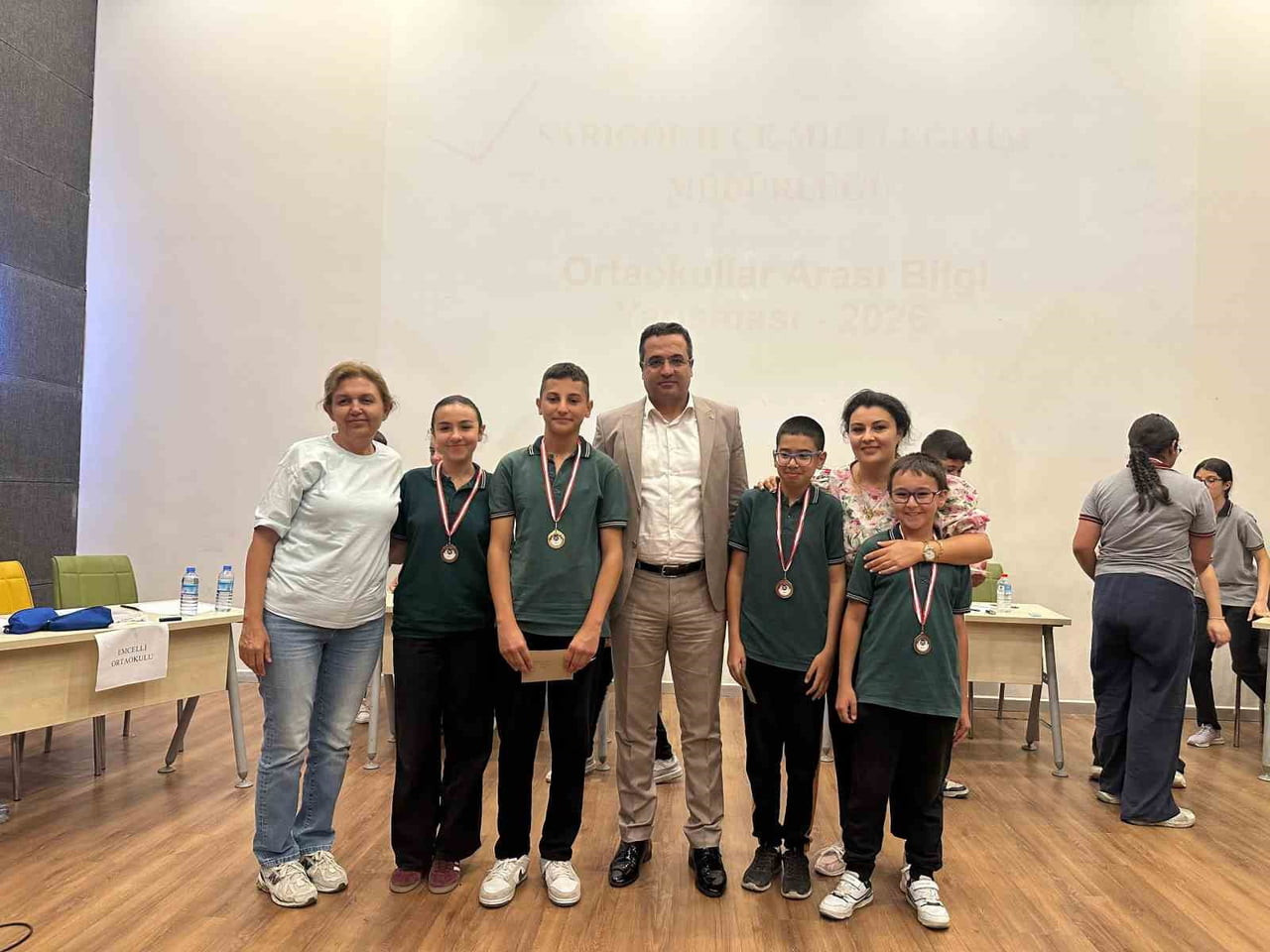 MANİSA'NIN SARIGÖL İLÇESİNDE ORTAOKULLAR ARASINDA DÜZENLENEN BİLGİ YARIŞMASINDA EMCELLİ ORTAOKULU...