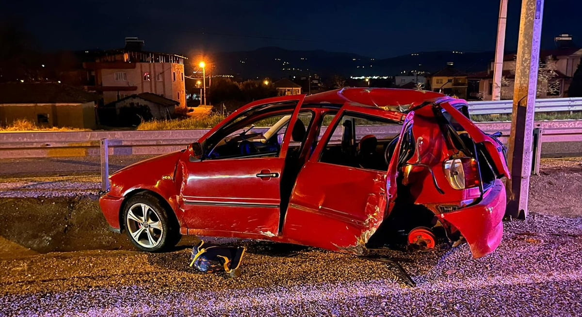 Manisa'nın Sarıgöl ilçesinde otomobilin elektrik direği ile bariyerlere çarpması sonucu sürücü...