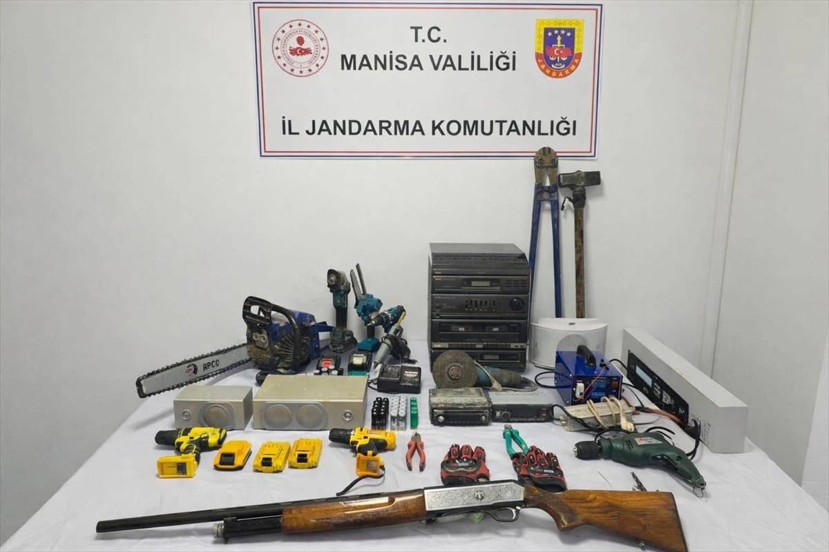 Manisa'nın Saruhanlı ilçesinde hırsızlık yaptıkları gerekçesiyle gözaltına alınan 4 şüpheliden...