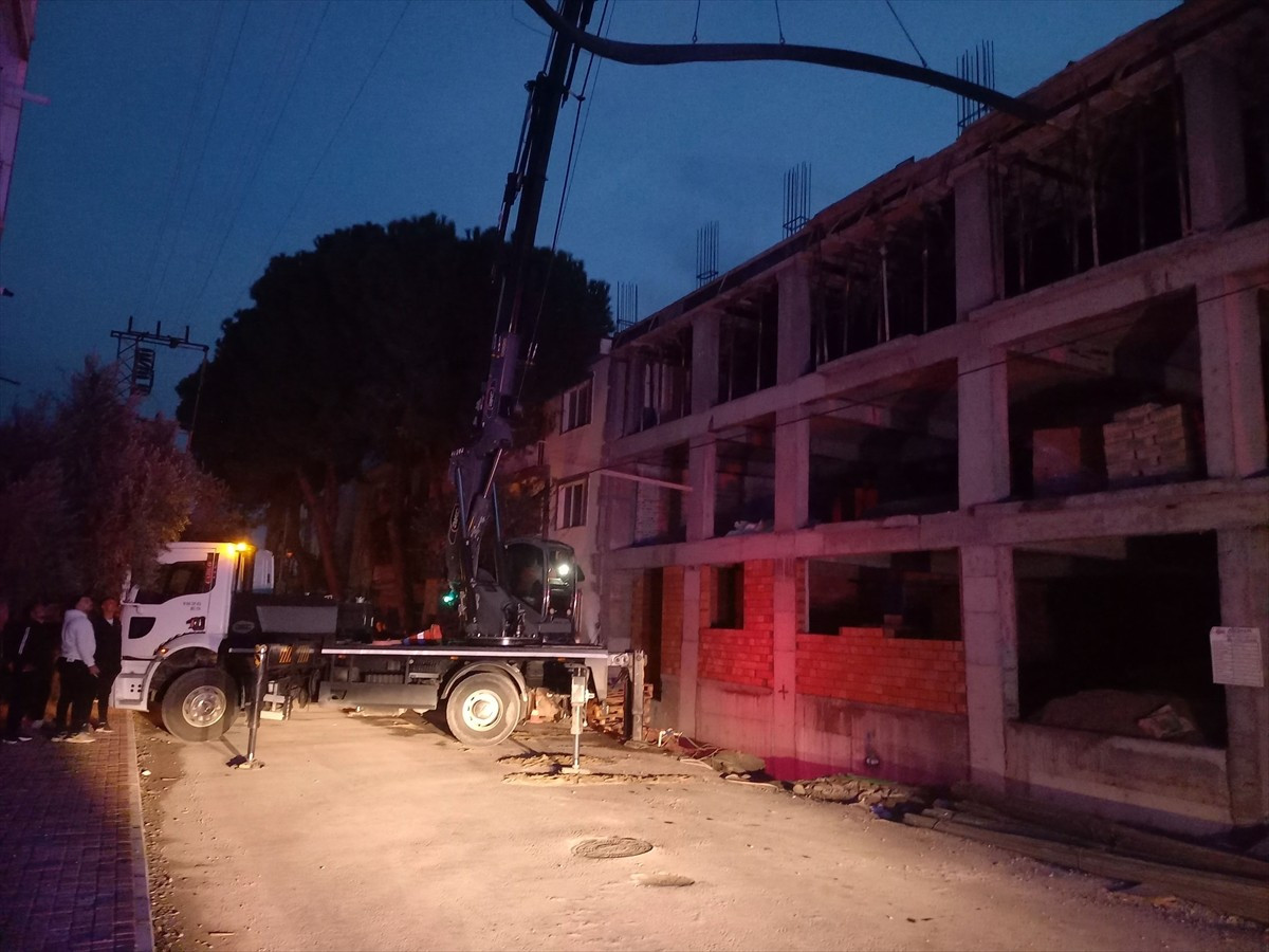 Manisa'nın Saruhanlı ilçesinde inşaatta çalışırken yüksek gerilim hattındaki akıma kapılan vinç...