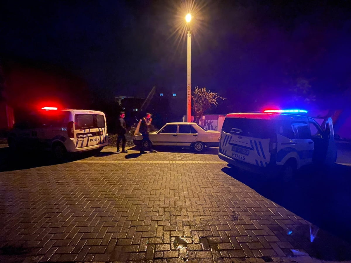  Manisa'nın Saruhanlı ilçesinde polisin "dur" ihtarına uymayarak otomobiliyle kaçan ve kovalamaca...