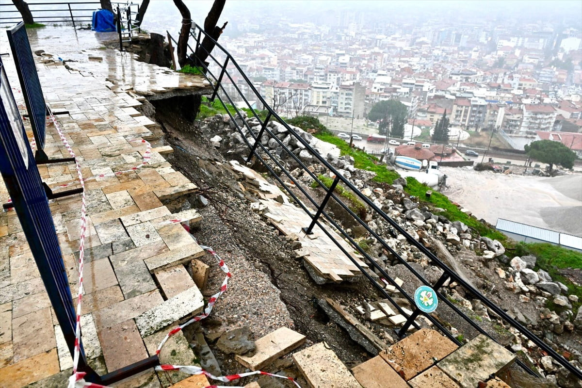 Manisa'nın Şehzadeler ilçesinde Ağlayan Kaya mevkisinden Spil Dağı Milli Parkı'na ulaşımı sağlayan...