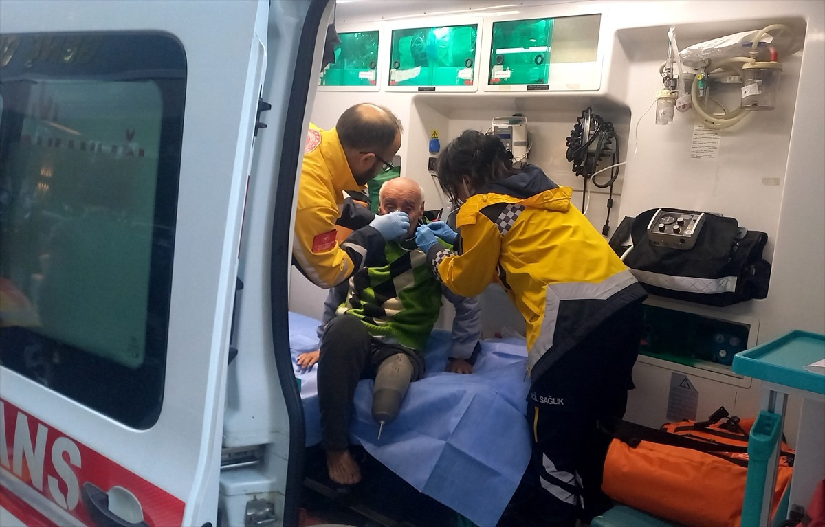 Manisa'nın Şehzadeler ilçesinde bir apartmanın çatı katında çıkan yangında dumandan etkilenen 3...