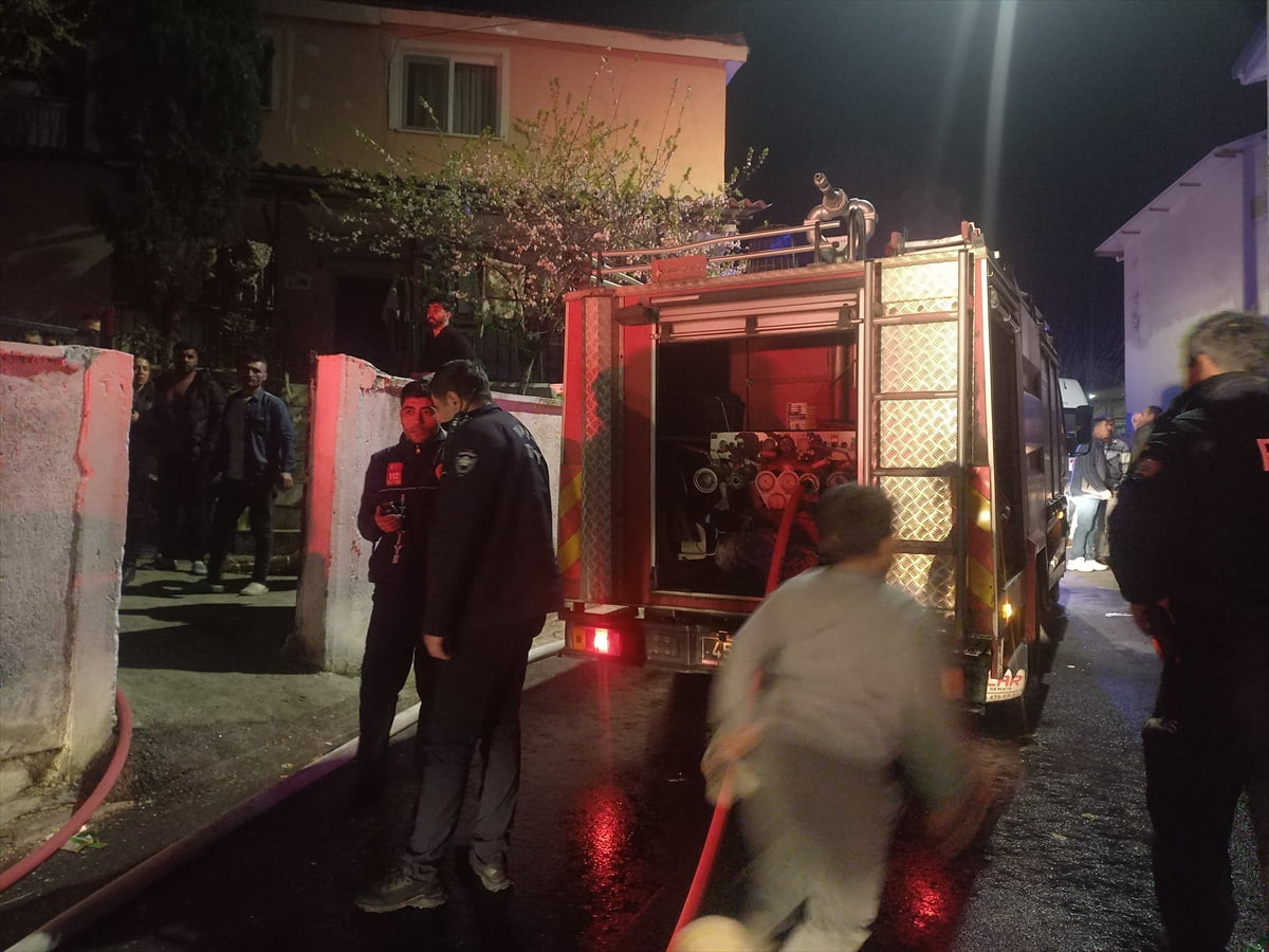 Manisa'nın Şehzadeler ilçesinde bir kadının kayınvalidesi ve kayınpederinin yaşadığı daireyi ateşe...