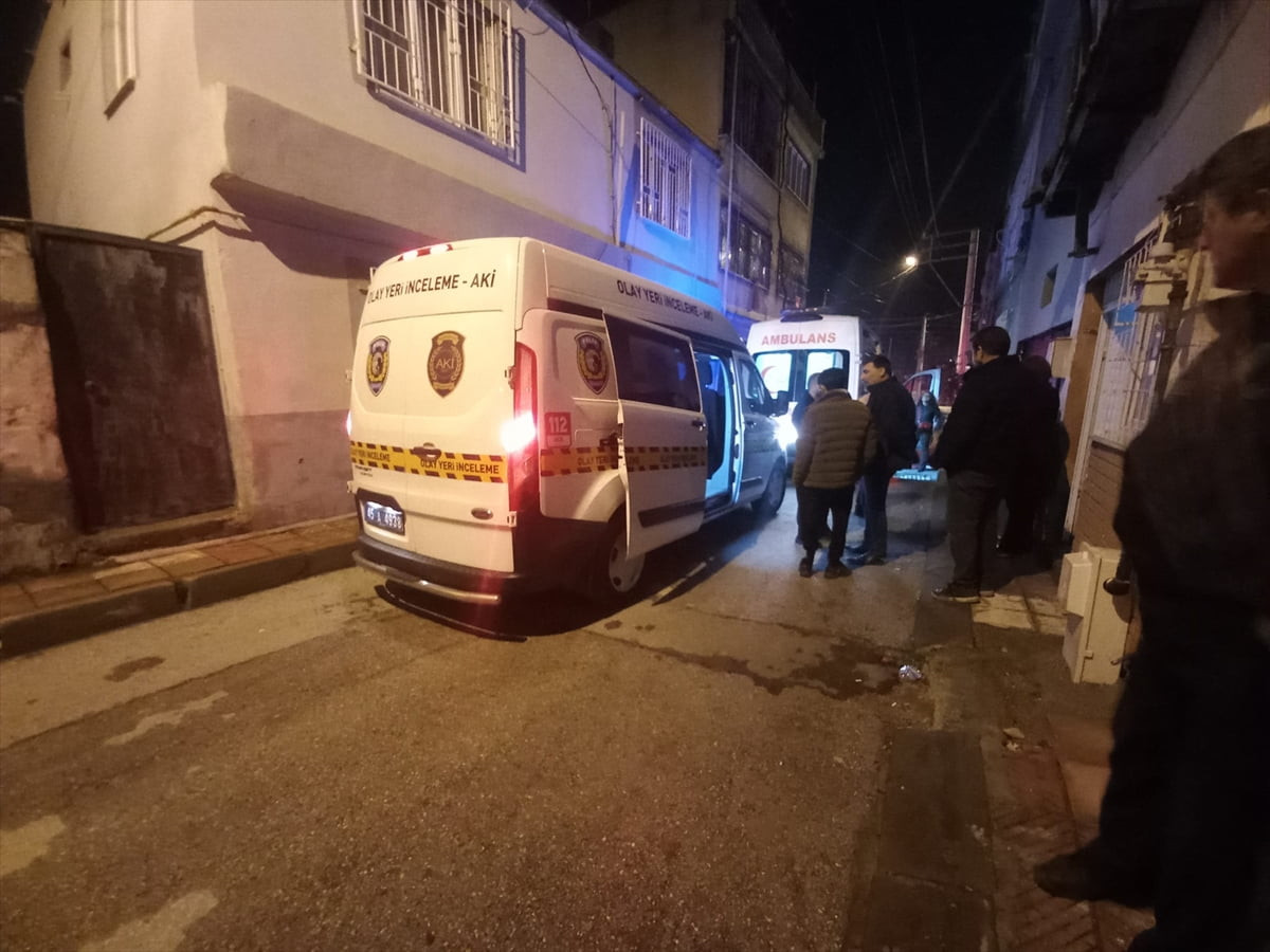 Manisa'nın Şehzadeler ilçesinde bir kişi, 78 yaşındaki annesi tarafından yatağında ölü bulundu....