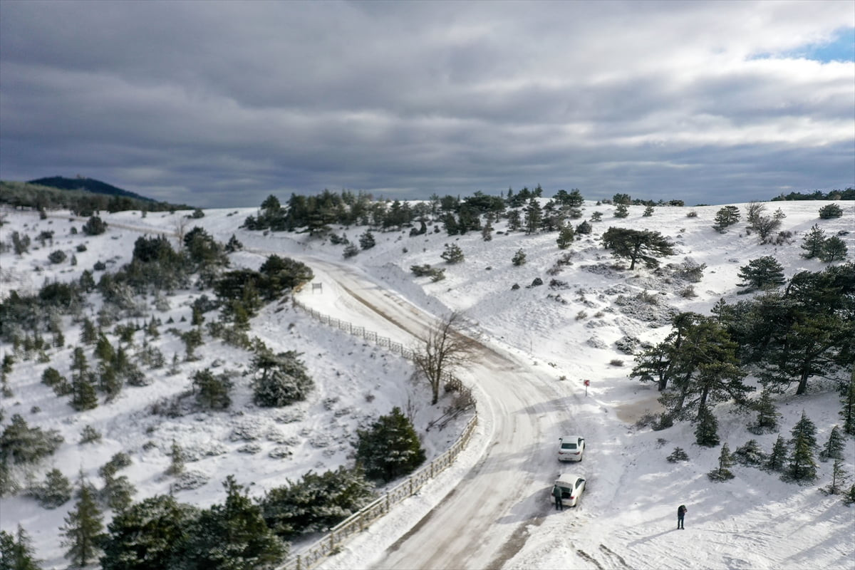 Manisa'nın Şehzadeler ilçesinde bulunan Spil Dağı Milli Parkı'nın yüksek kesimlerinde kar yağışı...