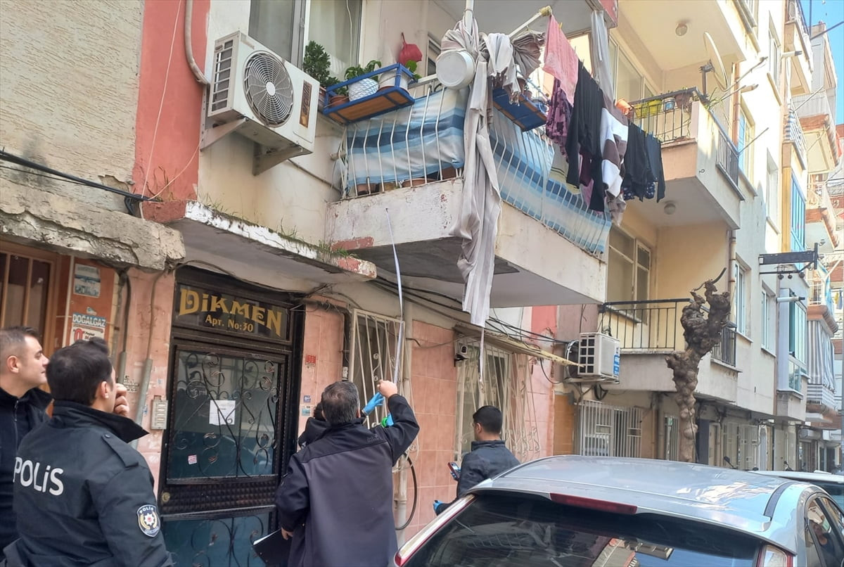 Manisa'nın Şehzadeler ilçesinde çamaşır asarken balkondan düşüp yaralanan 73 yaşındaki kadın...