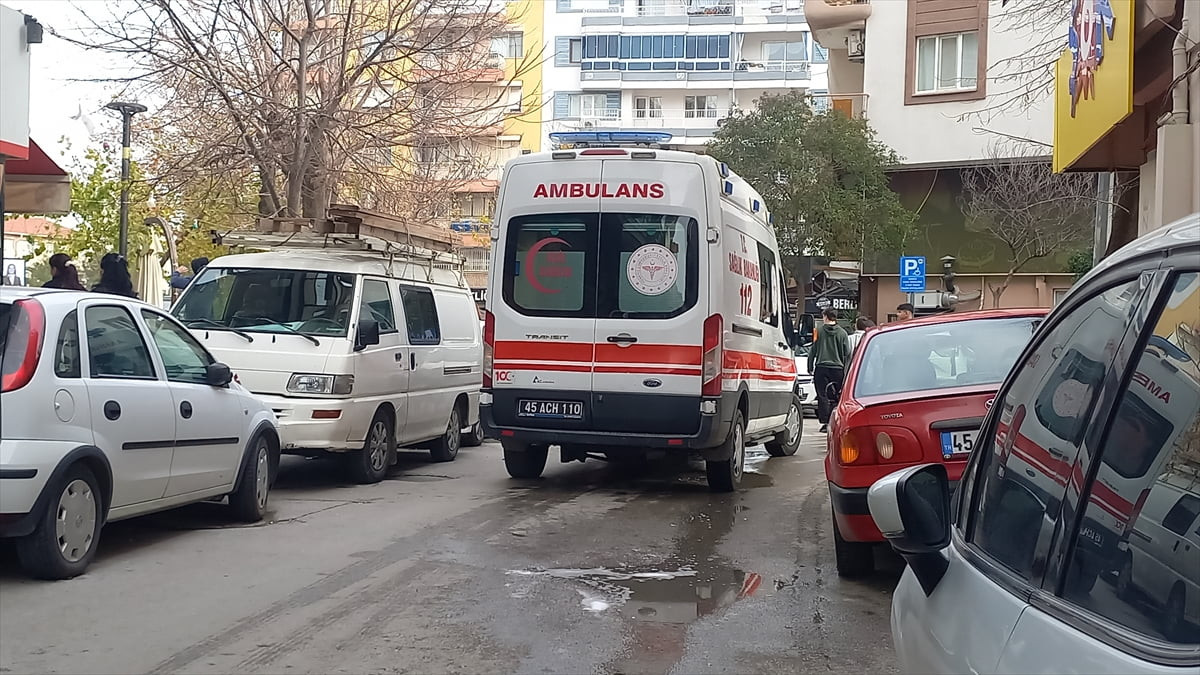 Manisa'nın Şehzadeler ilçesinde çıkan bıçaklı kavgada 1 kişi yaralandı. Yaralı, yapılan ilk...