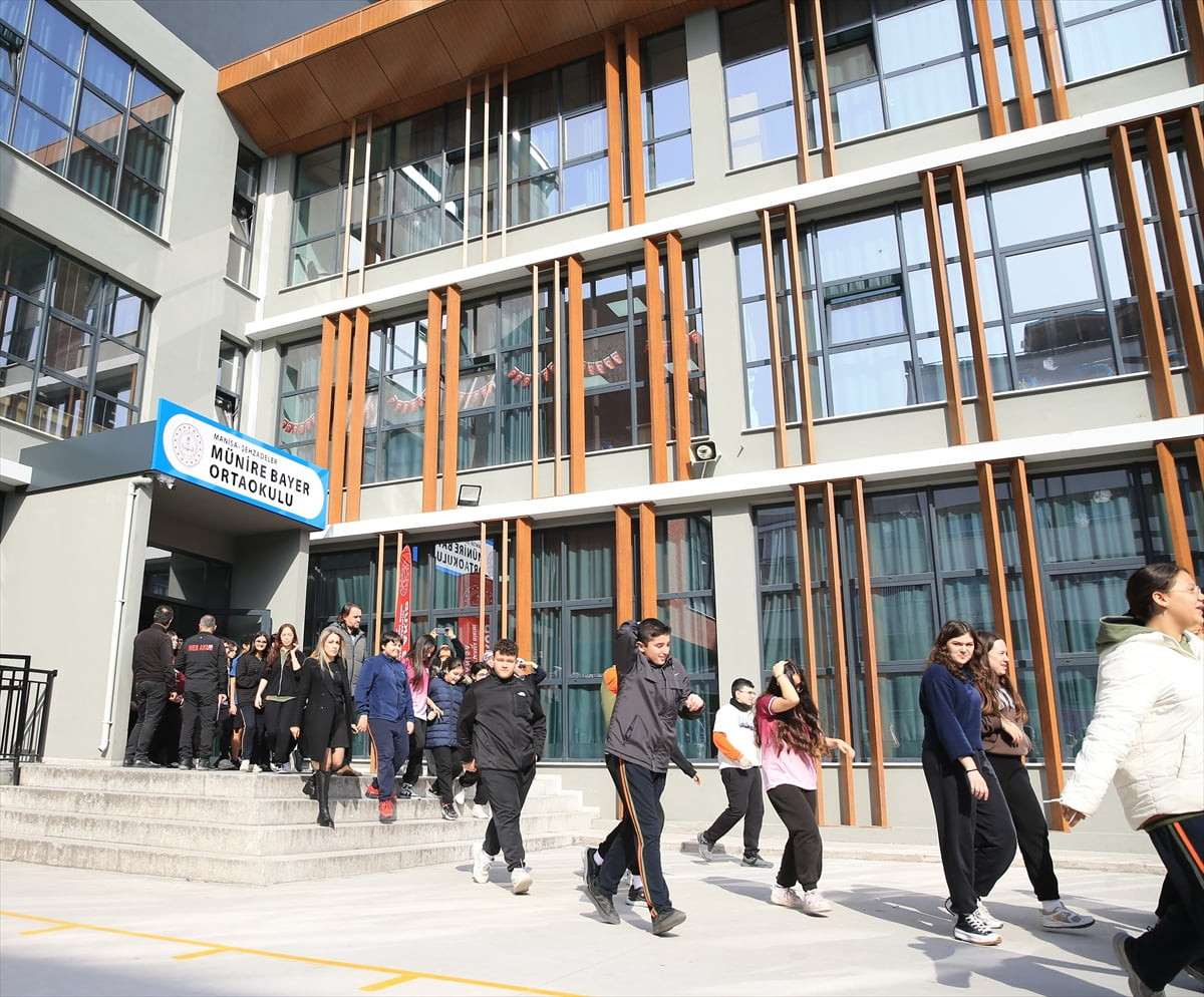 Manisa'nın Şehzadeler ilçesinde Deprem Haftası etkinlikleri kapsamında deprem tatbikatı...