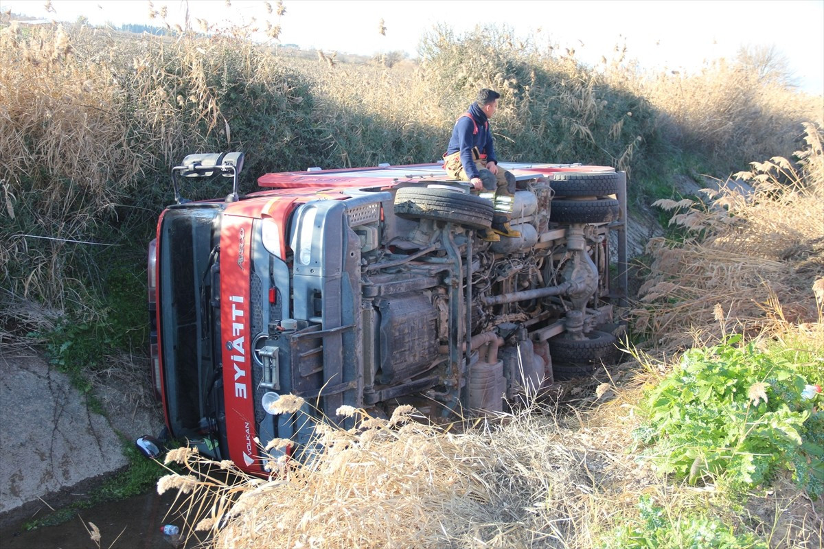 Manisa'nın Şehzadeler ilçesinde ihbara giden itfaiye aracının devrilmesi sonucu yaralanan itfaiye...