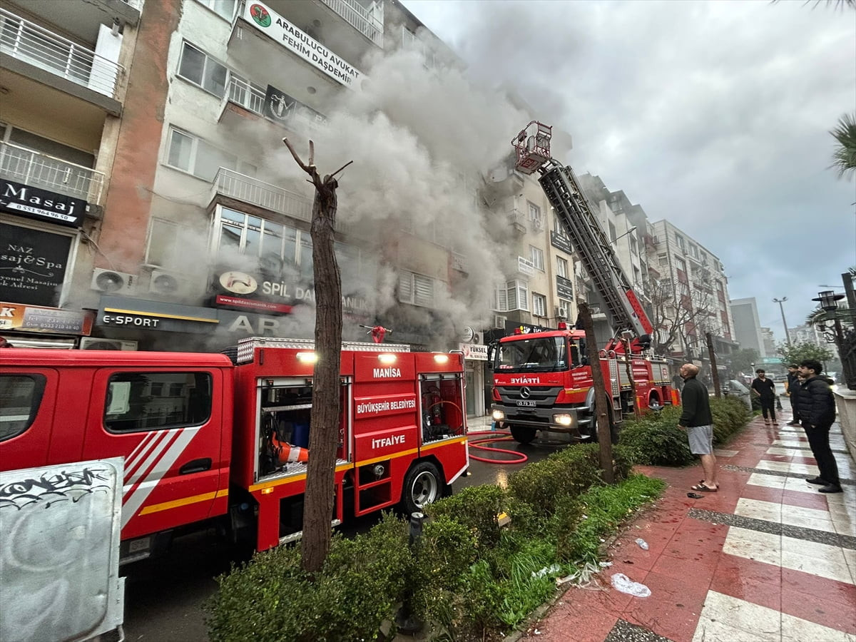 Manisa'nın Şehzadeler ilçesinde internet kafede başlayıp eve sıçrayan yangında 5 kişi dumandan...