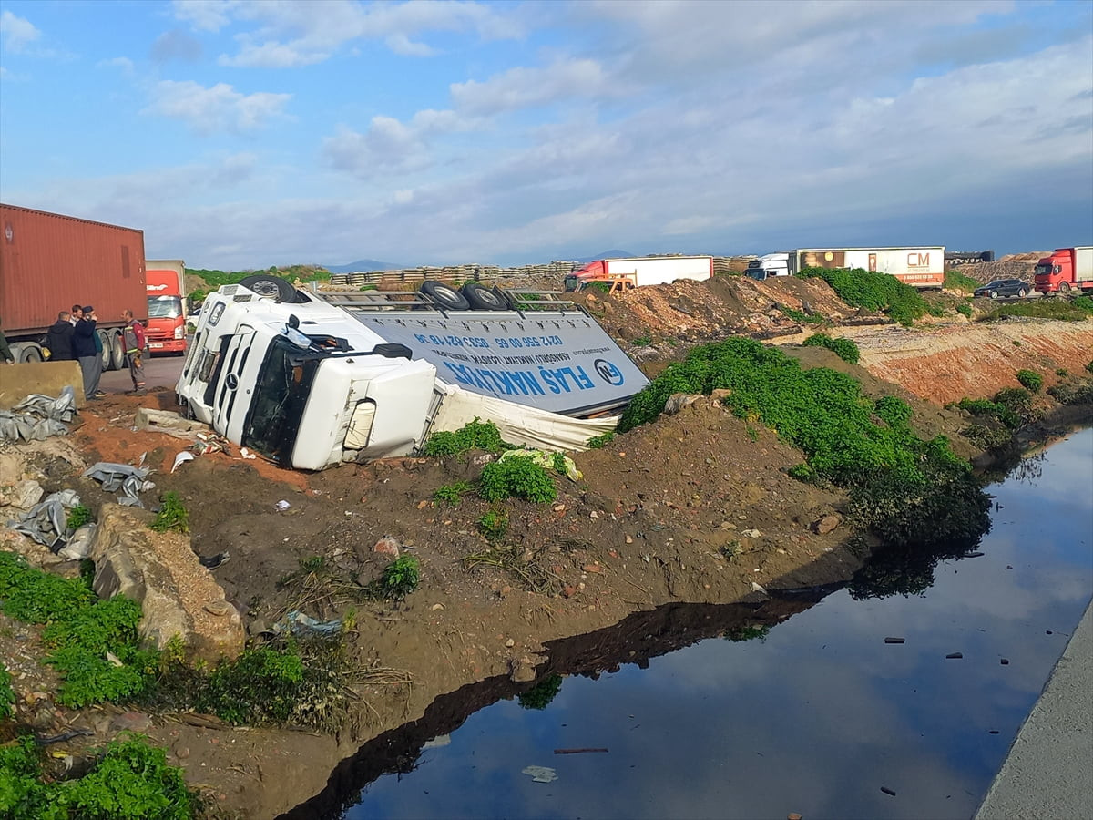 Manisa'nın Şehzadeler ilçesinde palet yüklü kamyonun devrilmesi sonucu 2 kişi yaralandı. İhbar...