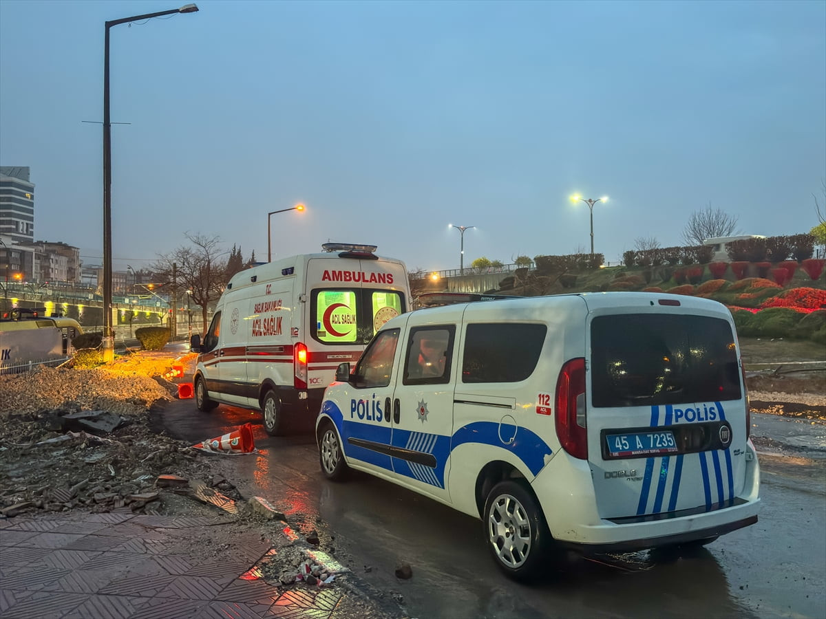 Manisa'nın Şehzadeler ilçesinde yolcu treninin çarptığı 20 yaşındaki kişi yaralandı.