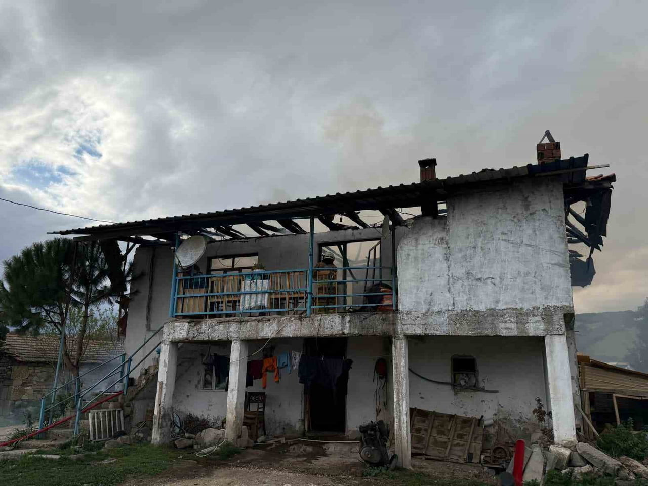 MANİSA'NIN SELENDİ İLÇESİNDE BAĞLI KIRSAL YILDIZ MAHALLESİ KUSURU SOKAK’TA 2 KATLI BİR EVDE ÇIKAN...
