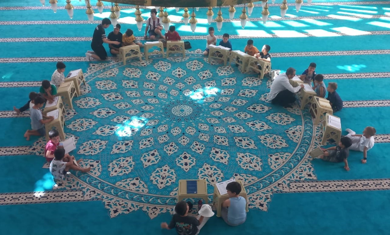MANİSA'NIN SELENDİ İLÇESİNDE YAZ KUR'AN KURSLARININ BAŞLAMASIYLA BİRLİKTE 84 CAMİ ÇOCUKLARLA...