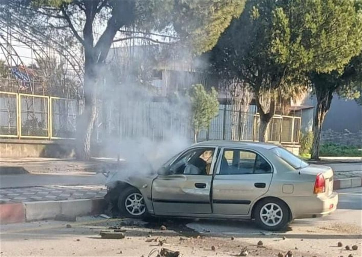 Manisa'nın Soma ilçesinde polisin "dur" ihtarına uymayarak kaçan otomobilin önce refüje, ardından...
