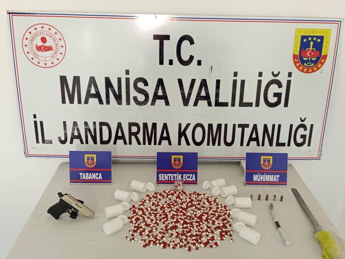 Manisa'nın Soma ilçesinde uyuşturucu ticareti yaptıkları iddiasıyla gözaltına alınan 3 şüpheli...