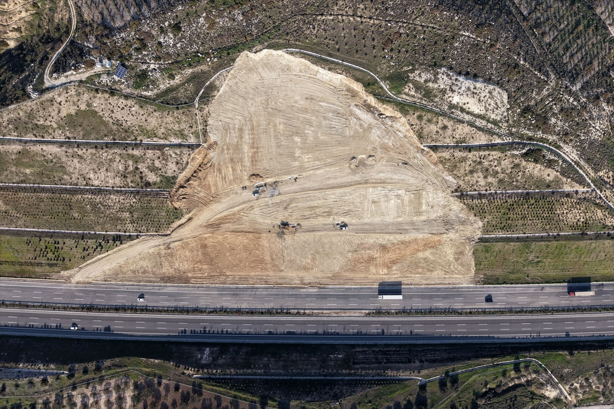 Manisa'nın Turgutlu ilçesinde 18 Şubat'ta meydana gelen toprak kaymasının ardından karşı yönde...