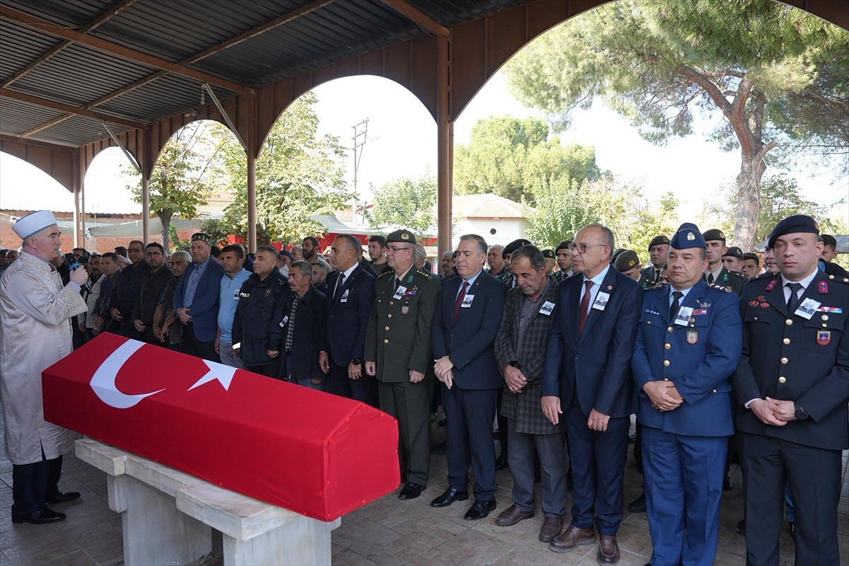 Manisa'nın Turgutlu ilçesinde 95 yaşında hayatını kaybeden Kore gazisi Osman Nuri Özer toprağa...
