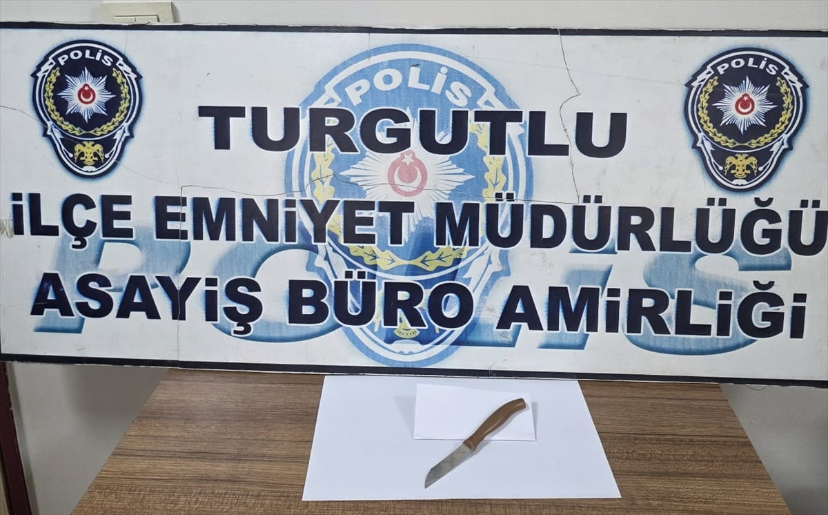 Manisa'nın Turgutlu ilçesinde bıçaklı saldırıya uğrayan 67 yaşındaki kişi, kaldırıldığı hastanede...