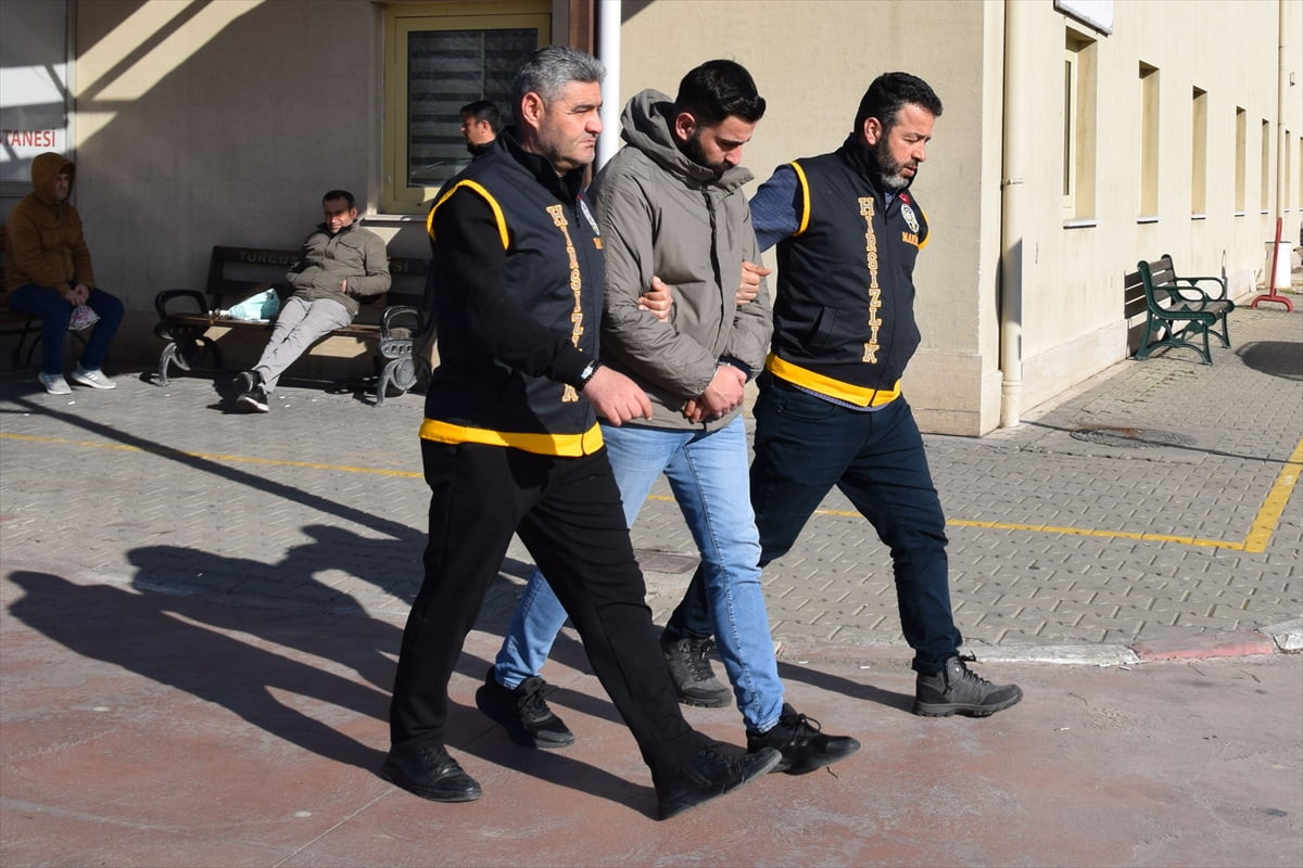 Manisa'nın Turgutlu ilçesinde bir fabrika idari binasındaki kasaları keserek hırsızlık yaptığı...