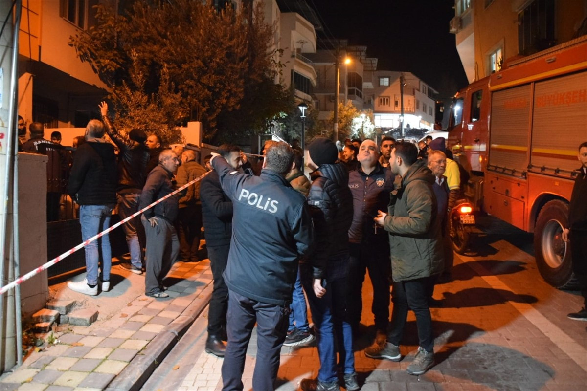 Manisa'nın Turgutlu ilçesinde bir inşaat çalışması sırasında zeminde kayma ve bina duvarlarında...