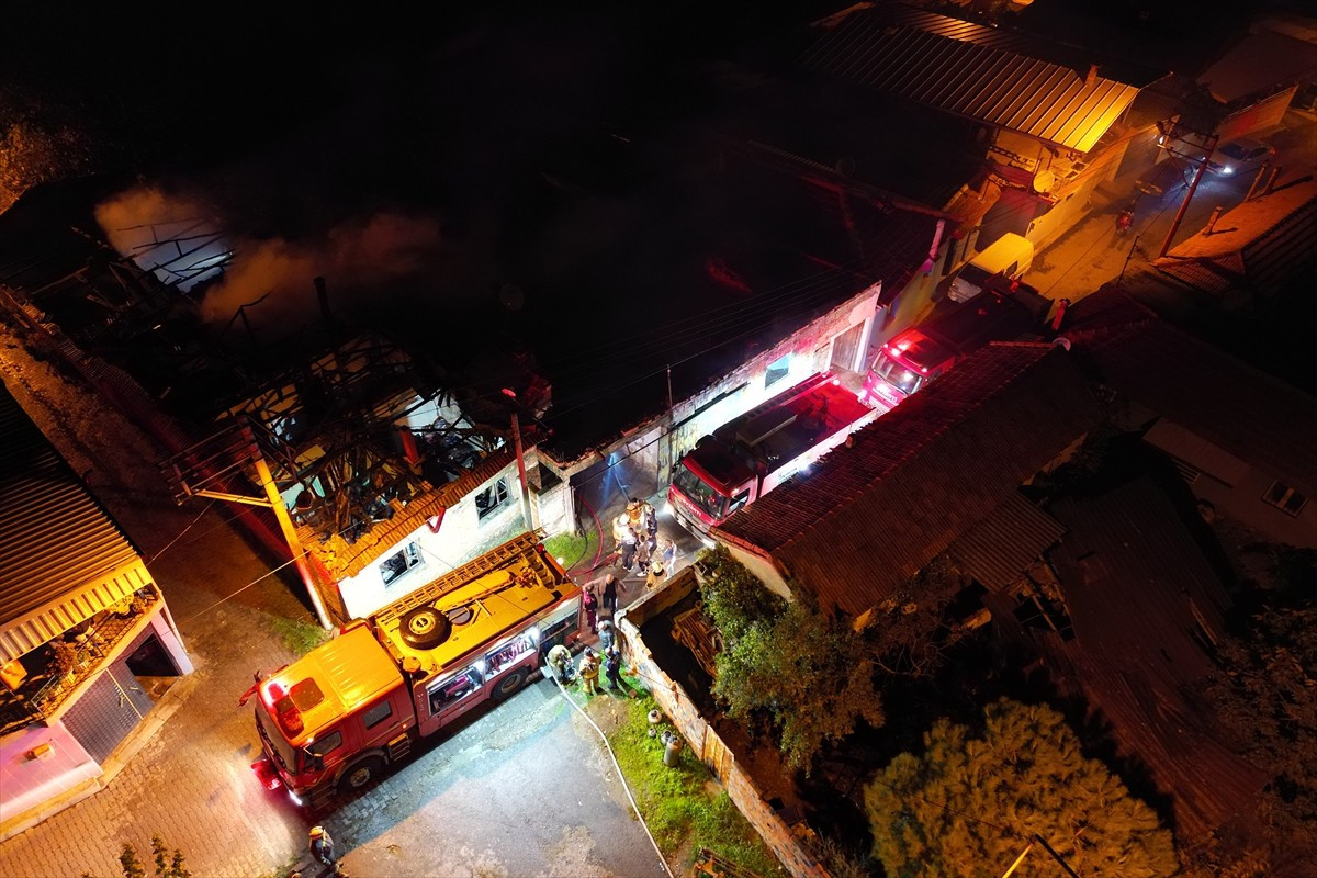 Manisa'nın Turgutlu ilçesinde çıkan yangında iki evde hasar oluştu. İtfaiye ekipleri, yangına...