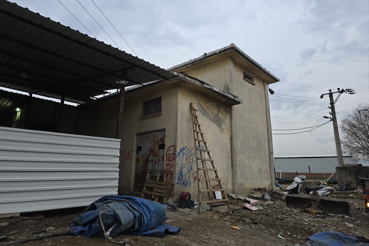 Manisa'nın Turgutlu ilçesinde, çıktığı elektrik trafosunun çatısında yüksek gerilim hattına temas...