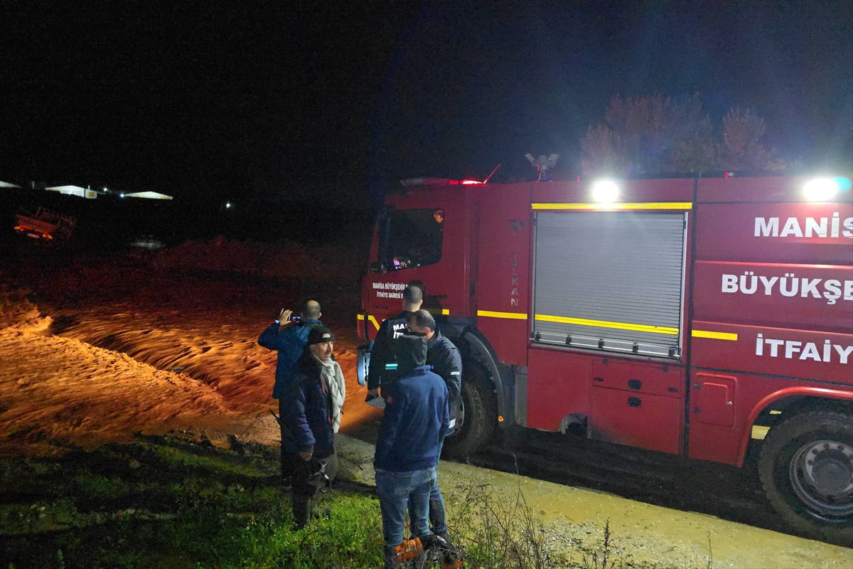 Manisa'nın Turgutlu ilçesinde etkili olan sağanak nedeniyle debisi yükselen derede sürüklenen iki...