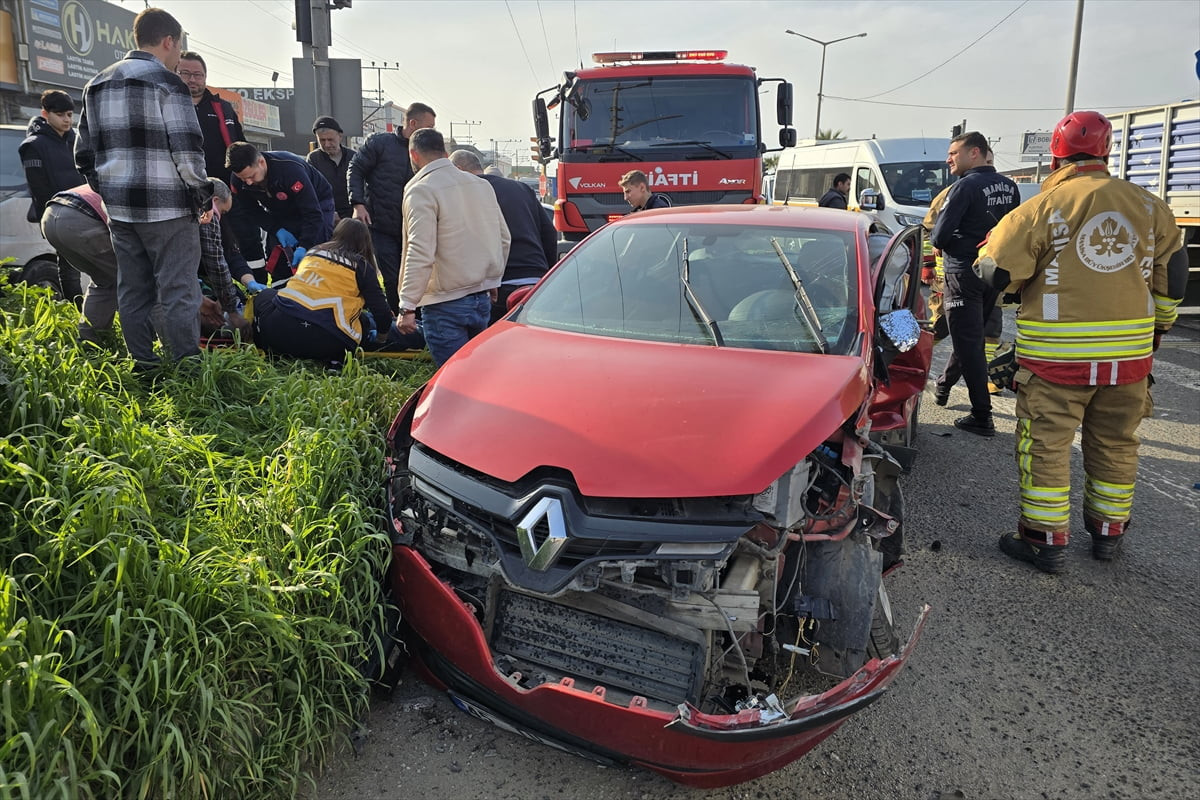 Manisa'nın Turgutlu ilçesinde iki otomobilin çarpışması sonucu 3 kişi yaralandı.