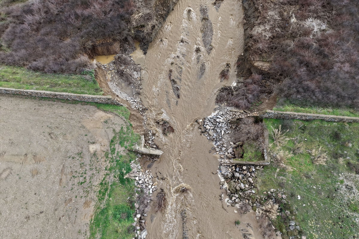 Manisa'nın Turgutlu ilçesinde, Irlamaz Çayı üzerine inşa edilen taşkın kontrol ve dere ıslah...