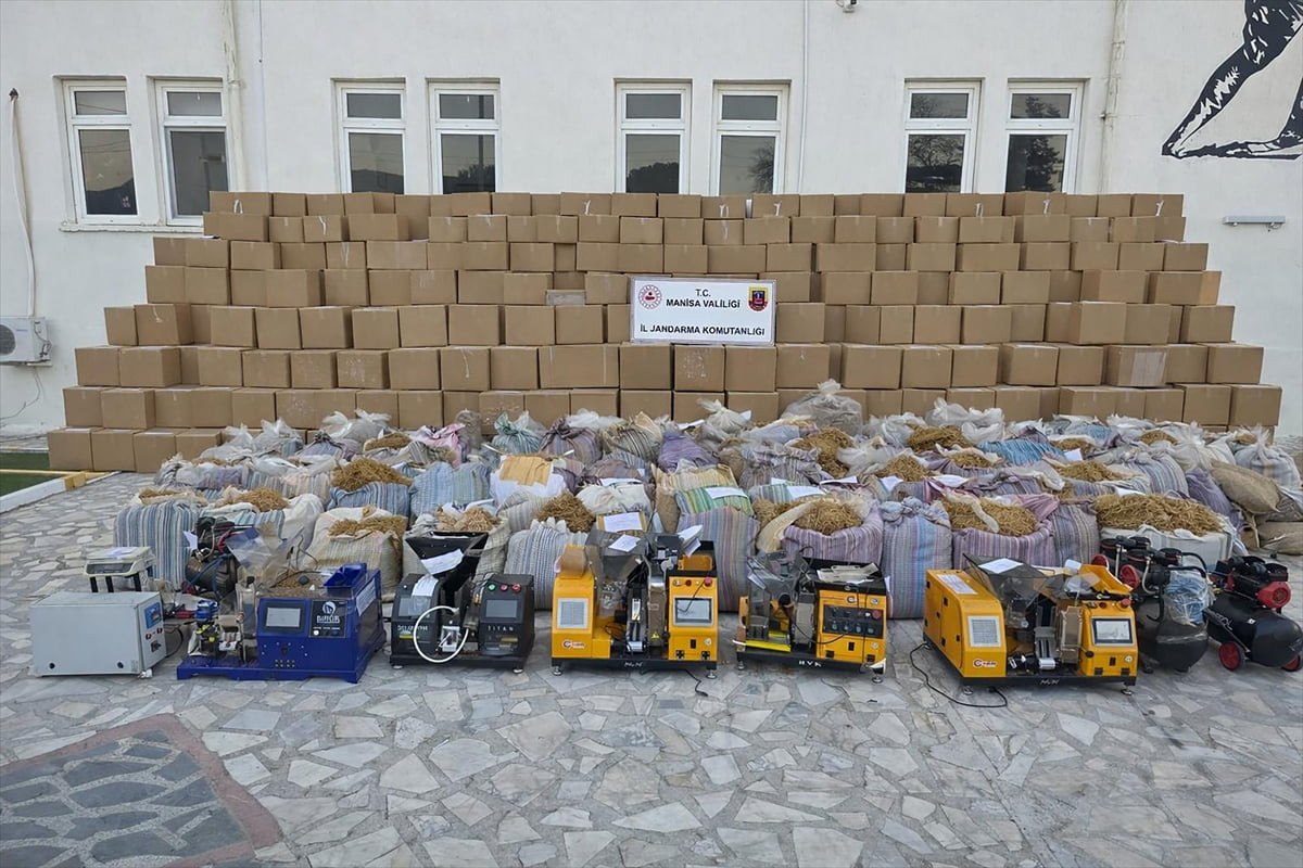 Manisa'nın Turgutlu ilçesinde kaçak tütün operasyonunda gözaltına alınan 12 şüpheliden 5'i...