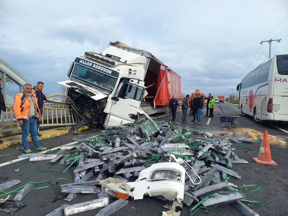 Manisa'nın Turgutlu ilçesinde kontrolden çıkarak köprünün korkuluklarına çarpıp asılı kalan tırın...